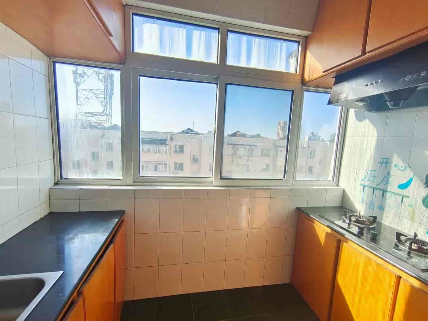 ]新鹤B区8楼顶不漏！！面积54平，两室一厅一卫，带家具家电，拎3包入住，空学籍，户口明年六月底迁出！！房本满五，卖9.5万！！！