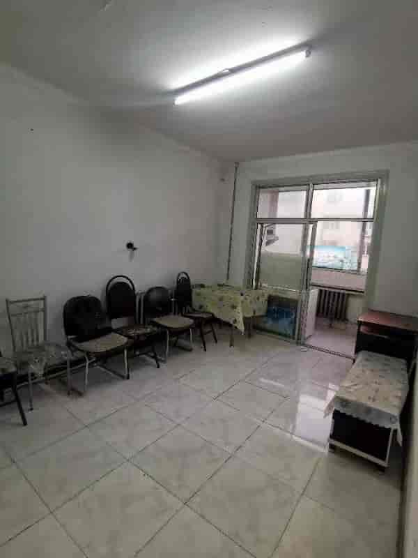 工农区34委，64㎡，12.5万，东方红二中学区，空学籍，距离比优特旗舰店、大世界2分钟，楼下公交站点，房本满五唯一，有钥匙