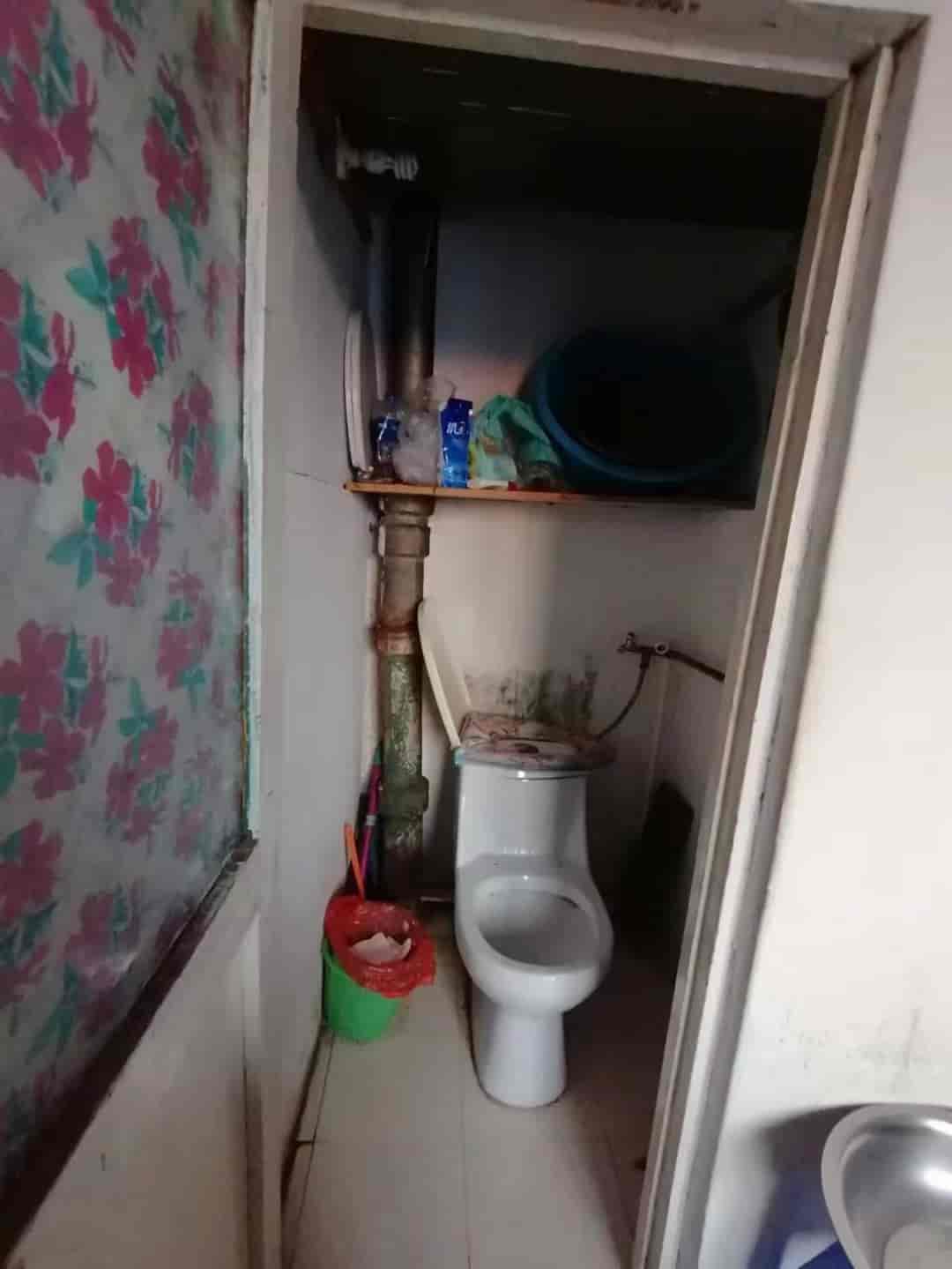 南山铁东选煤街5楼顶，不漏去年刚做完防水，40平，实际比房本得面积大，正房，拎包入住，有天然气，2.2万，有租户，入手可得租金，中介费3000，房本满五，要的抓紧