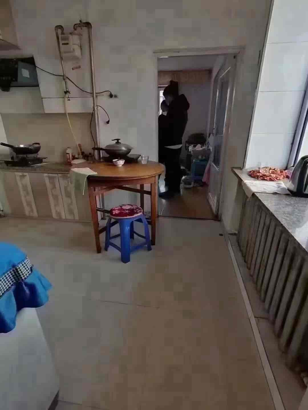南山铁东选煤街5楼，40平，2.2万， 实际比房本得面积大，正房，拎包入住，一梯一户