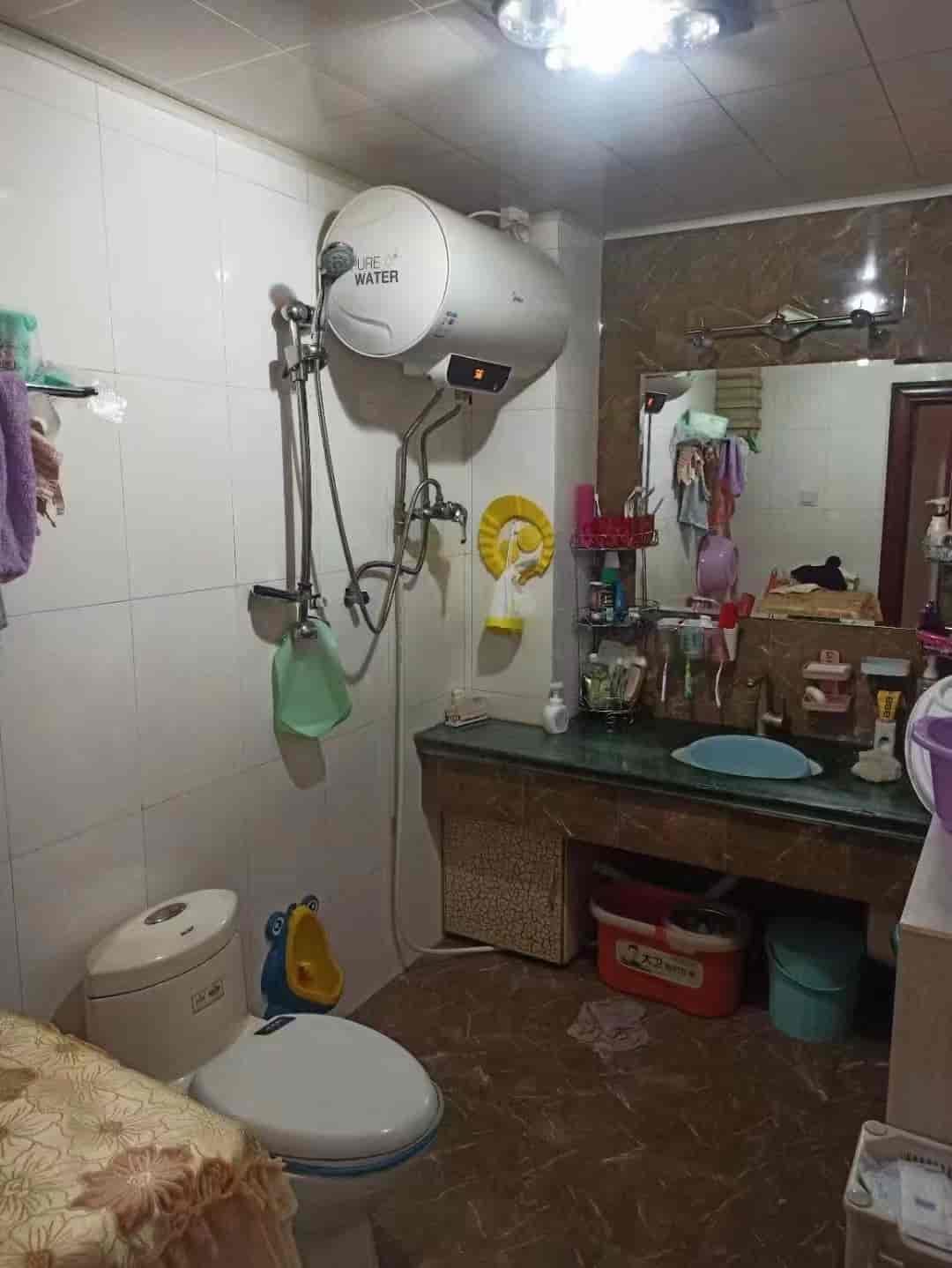自来水对面 华发小区6楼