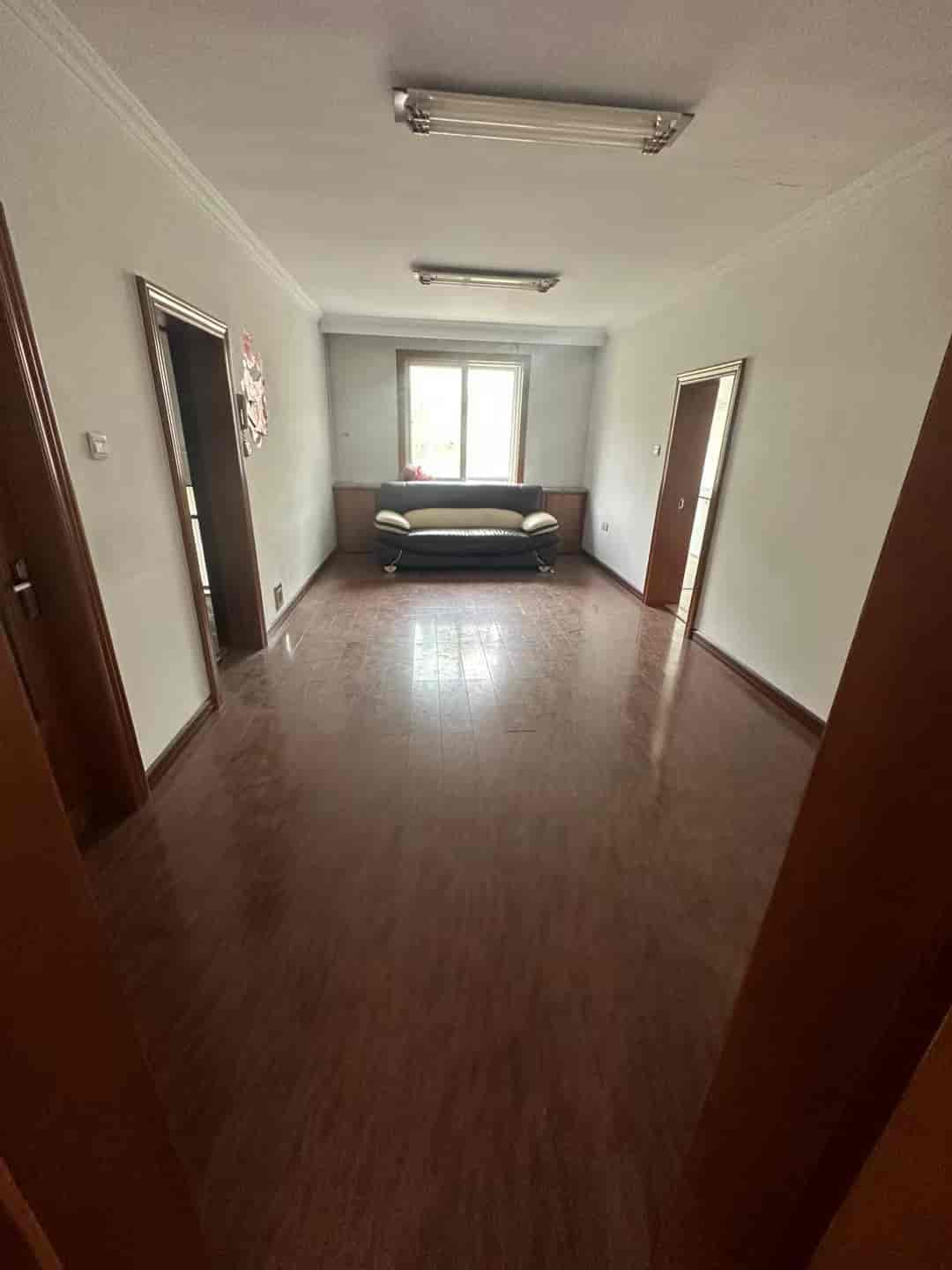 [發][發][發] 隆庆楼东方红二中4楼，93.93㎡，18.5，两室一厅一衣帽间，简装，房本满二，有钥匙
