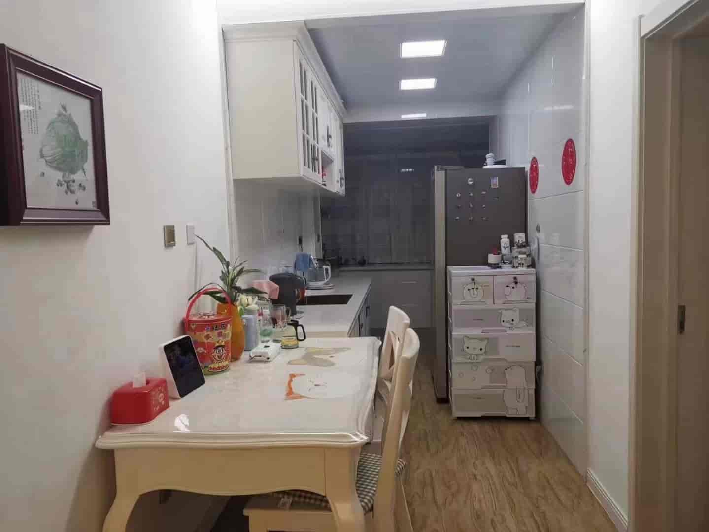 陶瓷小区 二号楼三单元四楼 79.6平 27万  空学籍 不满二 精装 只带电视和冰箱