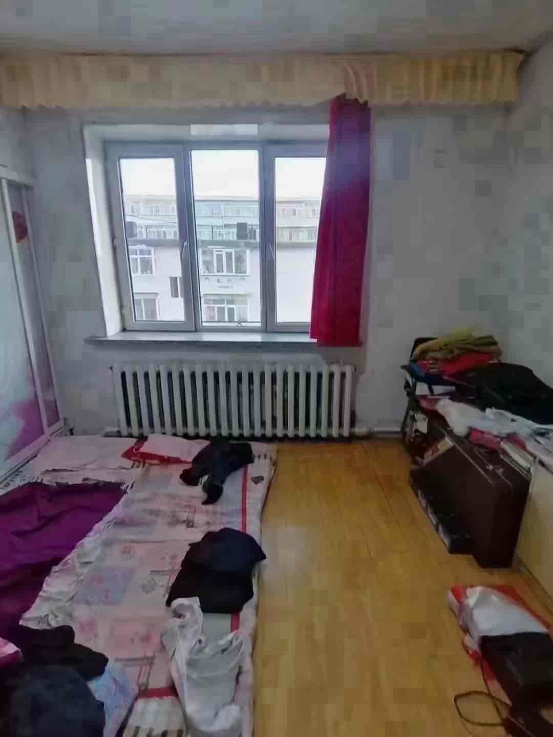 南山铁东选煤街5楼，40平，2.2万， 实际比房本得面积大，正房，拎包入住，一梯一户