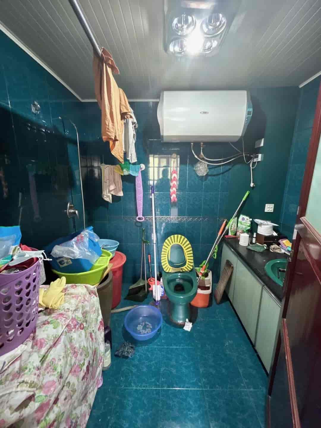 南山区环卫处3楼，98平，三室的，实际105左右 简单装修，家具家电全带楼下车库22平，打包出售35万